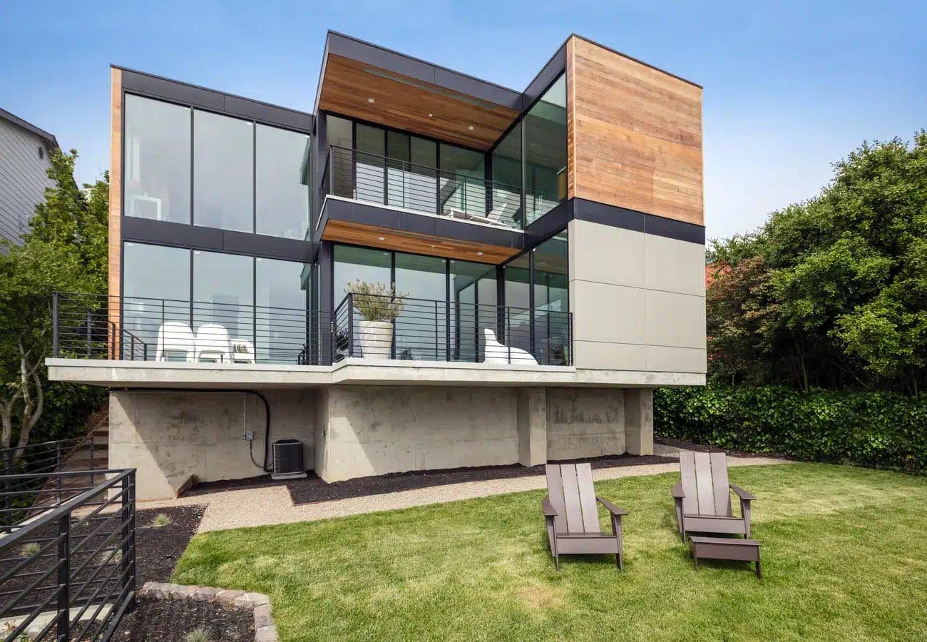 Modern hillside house by TECHNE Architecture